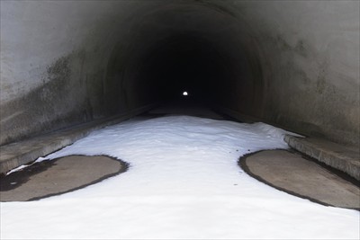 トンネル内は雪が無いので・・・...