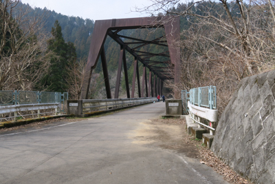金沢川にかかる金沢橋、ここを渡...