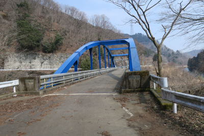 この青い橋は早戸川にかかる早戸...